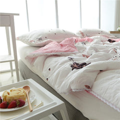 Cartoon Print Quilted Quilt Soft Comfortable Spring Summer Double Blanket Mechanical Wash Quilt Queen Size Adults Kids Comforter