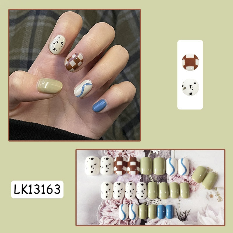 Black Streak Short Fake Nail for Women Geometric Lattice Winter Square Point False Nails Full Cover Artificial Nail Tips