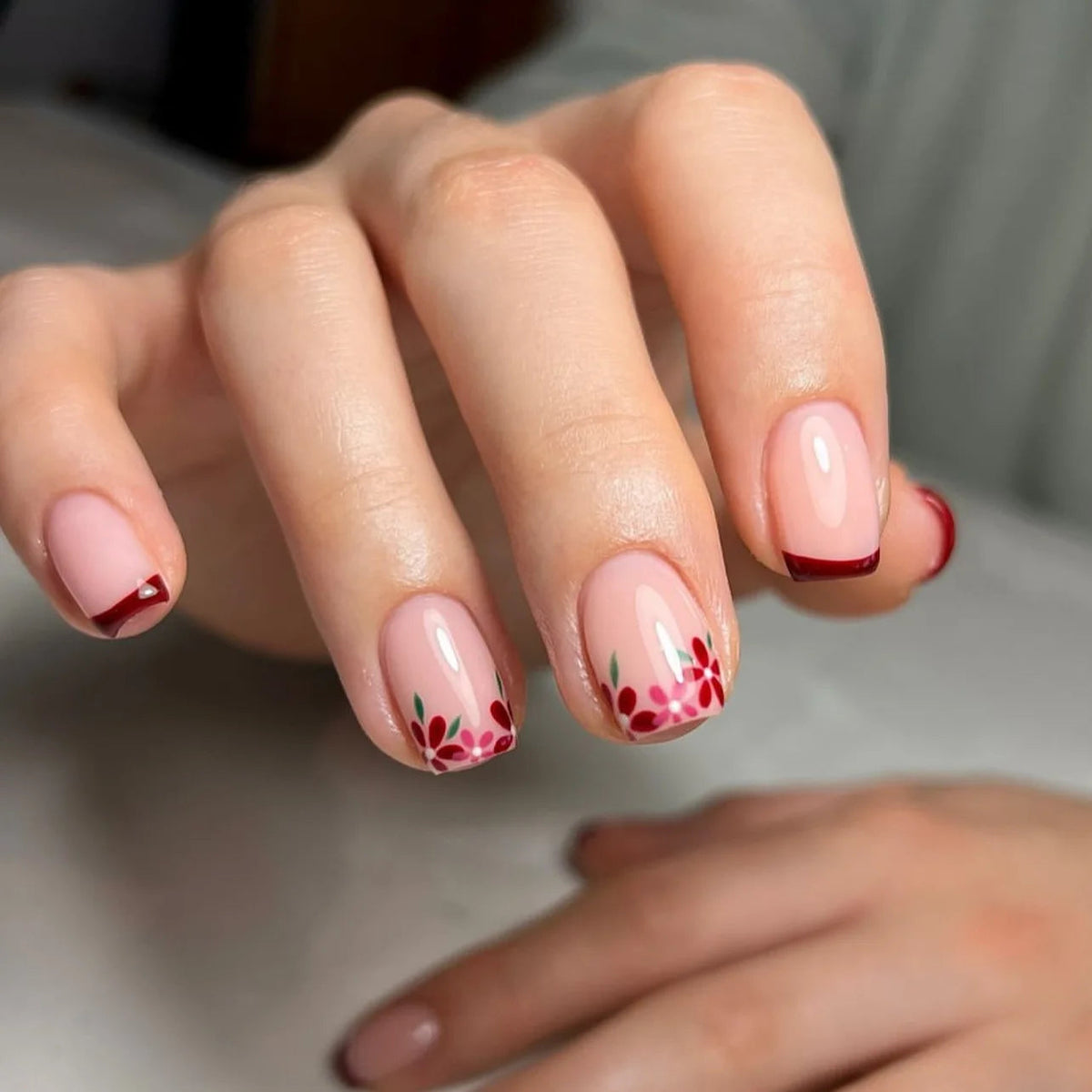 Yickyue  Striped Plaid Pink Flower Nail Art Simple Fashion Spring False Nails Detachable Finished Fake Nails Press on Nails with Glue