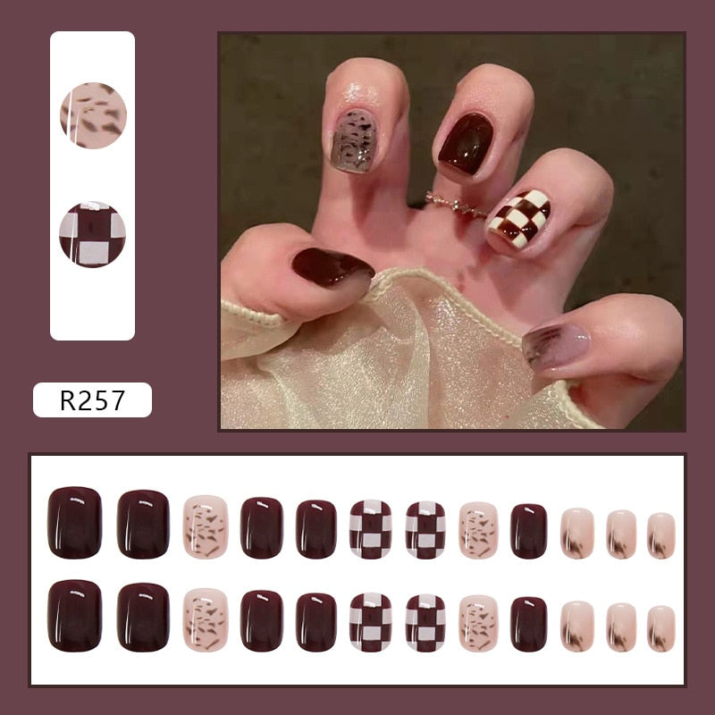 Short Line Pearl Fake Nails Jump Color Leopard Simple Design Fingernail Flower Graffiti Professional French Nail Art 2022 New