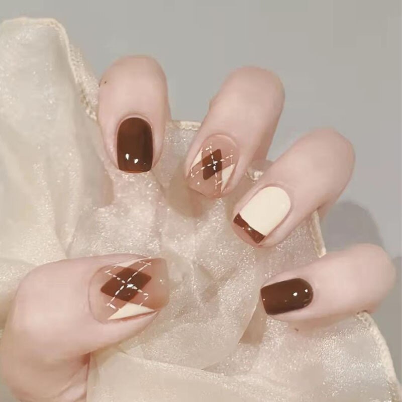 24PCS Brown Checkered False Nails Girls French Style Short Press on Nails Wearable Finished Nail Piece with Jelly Gel TY