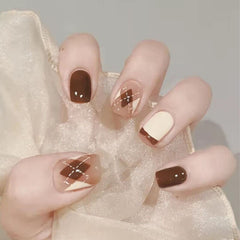 24PCS Brown Checkered False Nails Girls French Style Short Press on Nails Wearable Finished Nail Piece with Jelly Gel TY