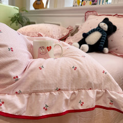 YICKYUE  -  Sweet Pink Crinkled Gauze Bedding Set with Tiny Cherry Print Ruffle Edge Soft Skin-Friendly Single/Queen/King Size Bed Linen