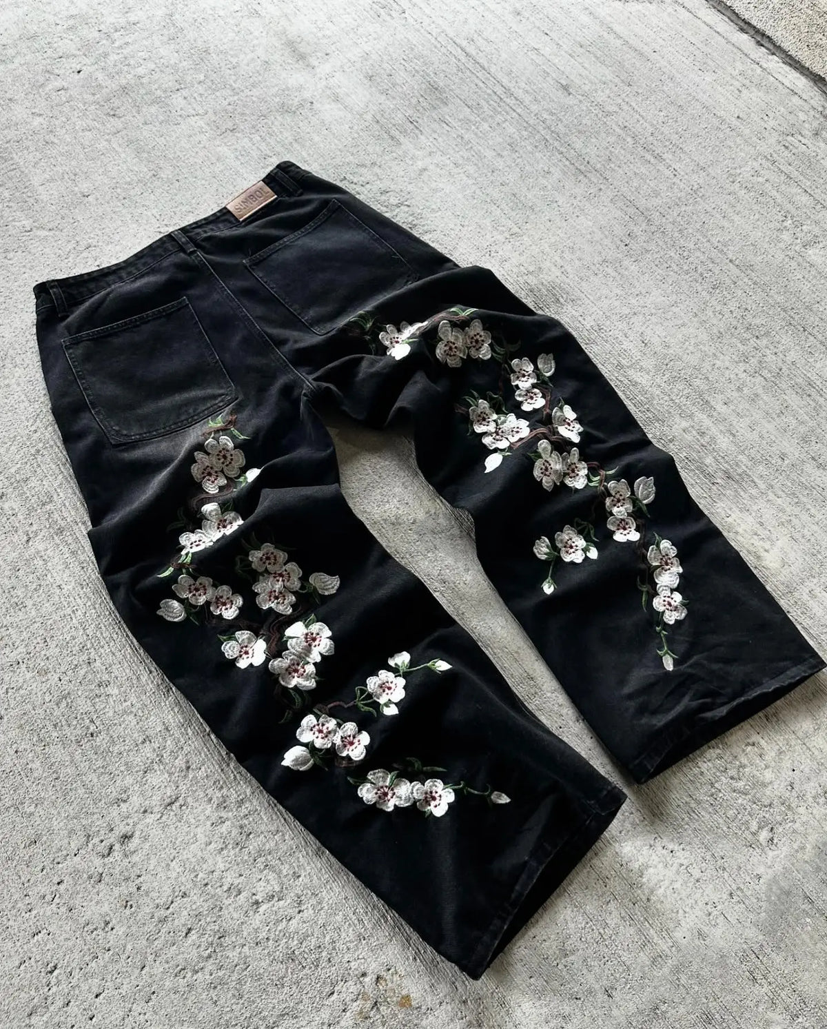 Hearujoy Black Baggy White Cherry Blossoms Print Jeans Y2k Retro Multiple Pockets Straight Wide Leg Denim Pants Men Women Rock Streetwear