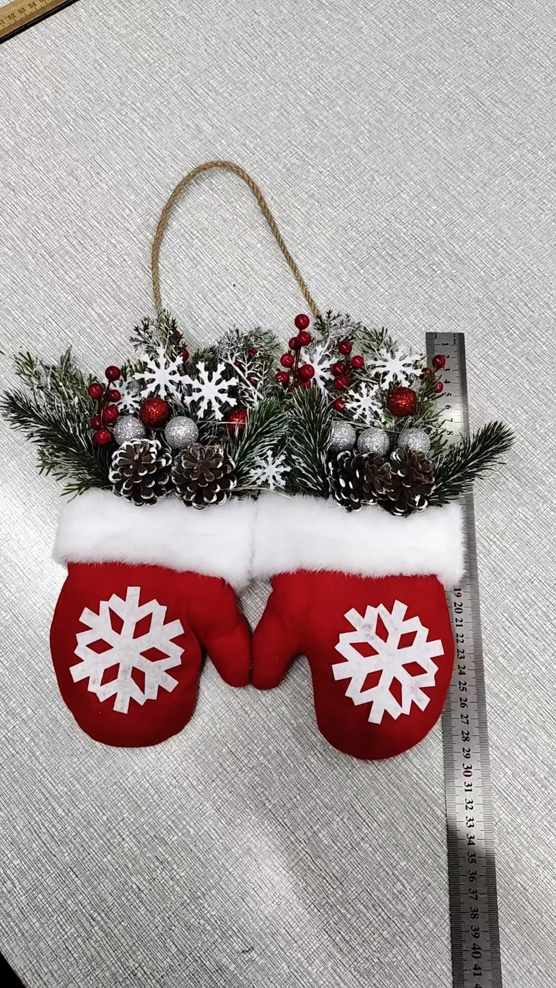 YICKYUE  -  1pcs Twinkling Christmas Mitten Wreath Christmas Lighted Werath Front Door Artificial Garland for Party Wall Decoration