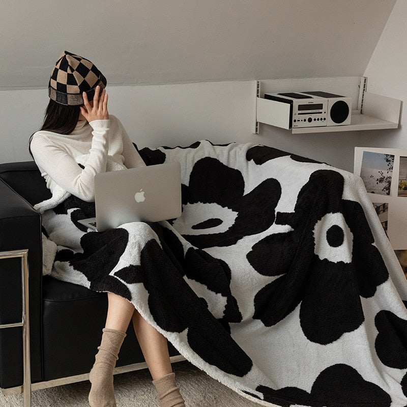 Yickyue Fresh Simple Sunflower Pattern Blanket Soft Skin Friendly Office Nap Shawl Blanket Lamb Fleece Double Layer Thickened Blanket